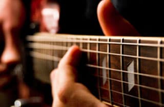 Guitare stéréo : le son chaud qui fait toute la différence