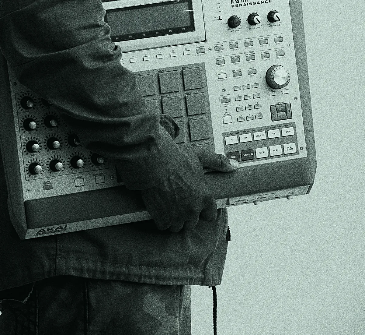 Un producteur tenant un sampleur matériel dans les mains